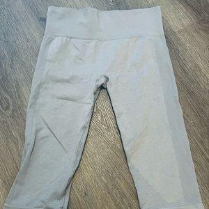 Lululemon Size 4 Seamless Ebb Flo Fossil Gray Crop Pant Leggings